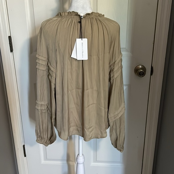 Chelsea & Theodore long sleeve NWT blouse size S - Picture 4 of 4